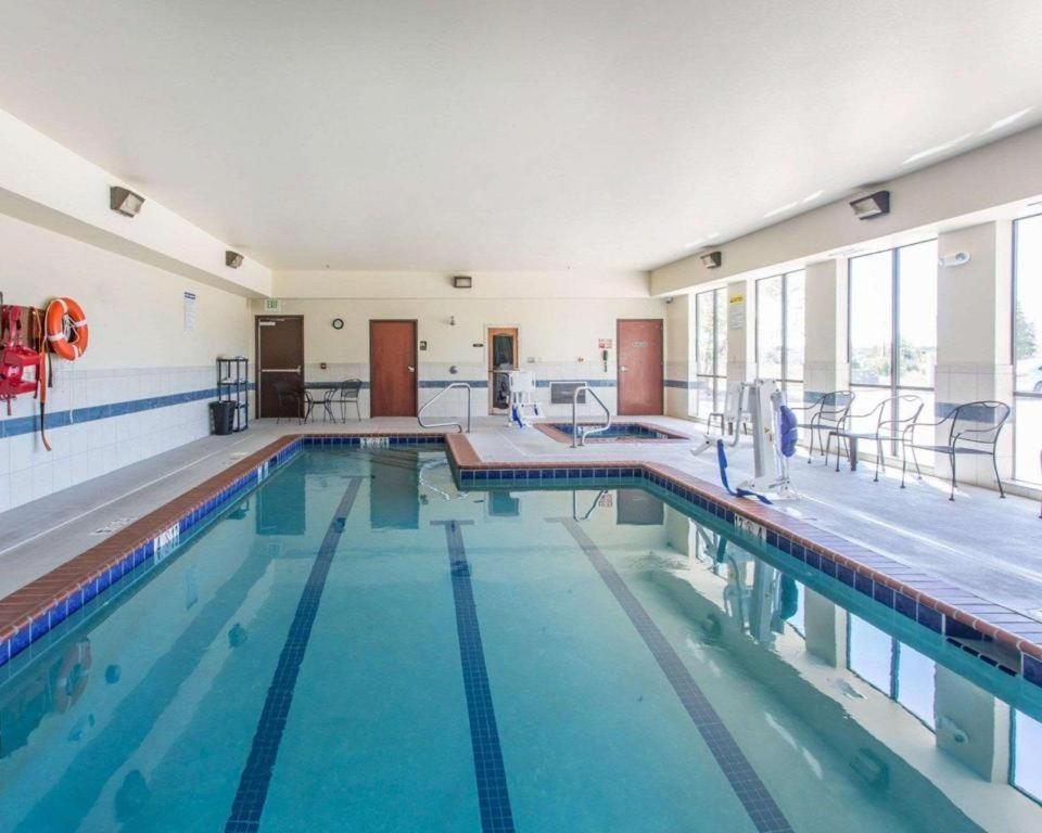 Comfort Inn & Suites Madisonville Bagian luar foto