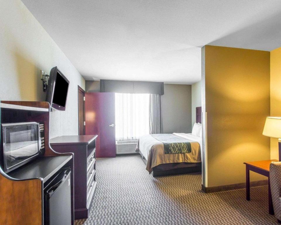 Comfort Inn & Suites Madisonville Bagian luar foto