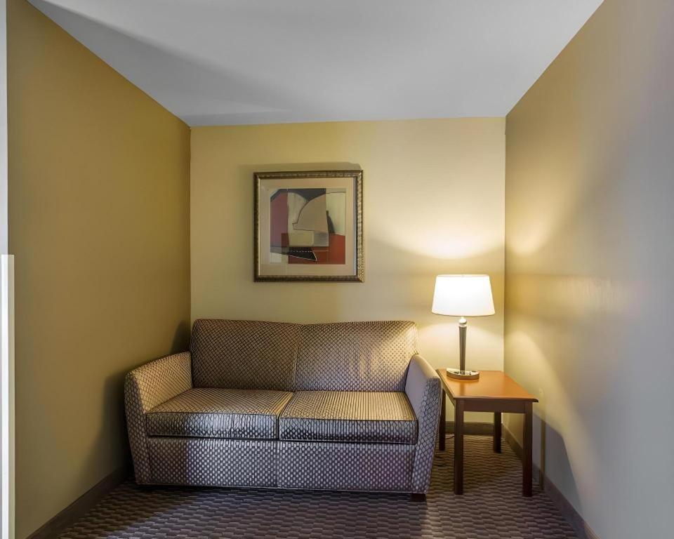 Comfort Inn & Suites Madisonville Bagian luar foto