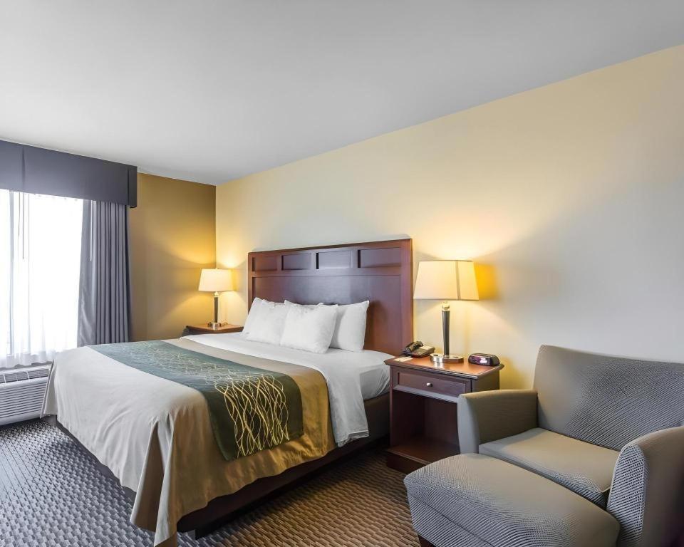 Comfort Inn & Suites Madisonville Bagian luar foto